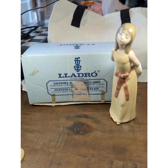 Lladró Porcelain Figurine 'Pamela Descaro' WITH BOX - Picture 1 of 9